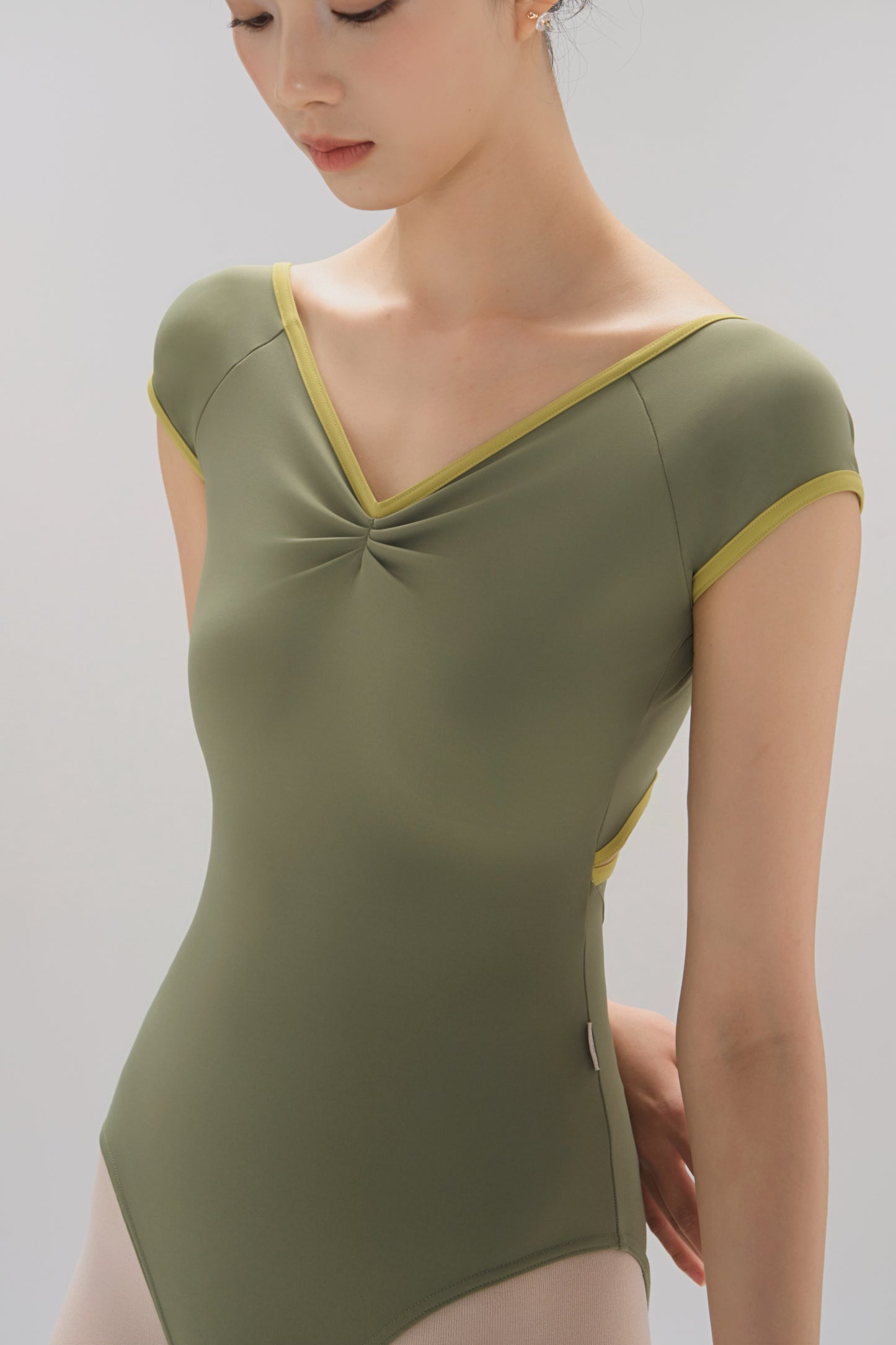Ballet Leotard | Wrap-Structured Back, Contrast Binding & Raglan Short Sleeves